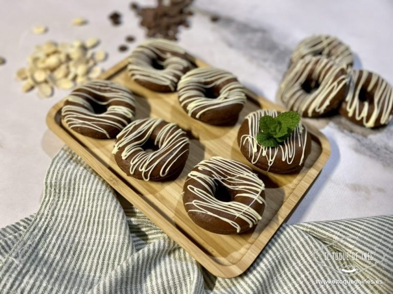 Cortamos la punta de la manga y hacemos rayas o dibujos, como más os guste sobre los donuts que tenemos a enfriar.